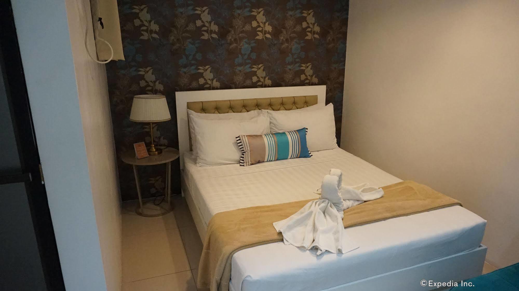 Baymont Suites & Residences Paranaque City Exterior photo